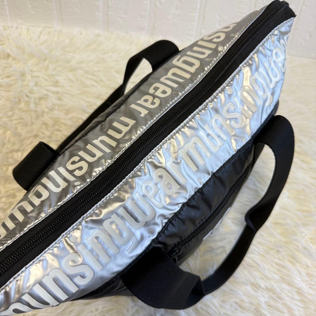 【マンシングウェア】美品 カートバック ロゴ エナメル ブラック オシャレ