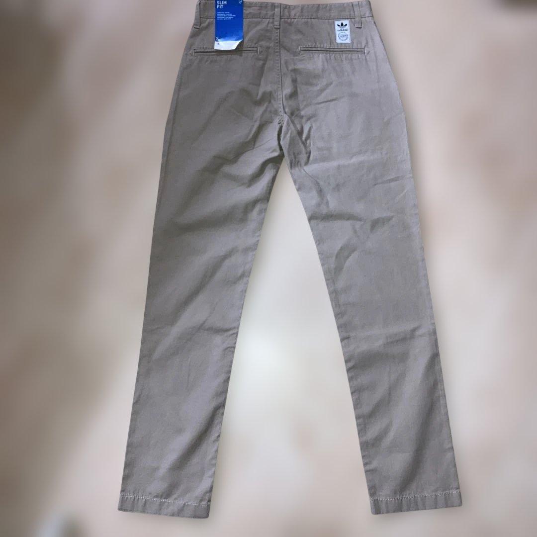 新品未使用タグ付きadidasオリジナルスベージュチノパンゴルフパンツ29インチ