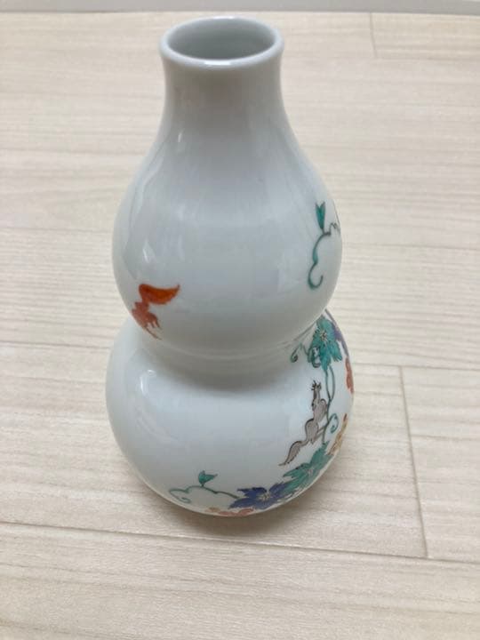 人間国宝　 十三代　酒井田柿右衛門作　錦 葡萄文 花瓶