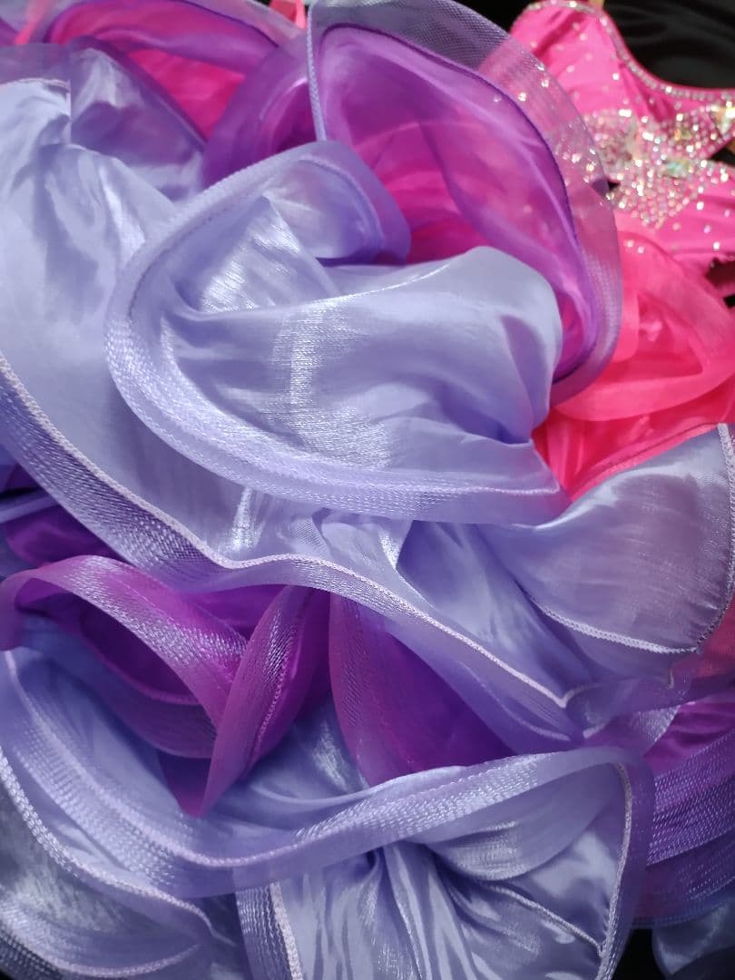 ピンクのラテンドレス 飾り付き 社交ダンス