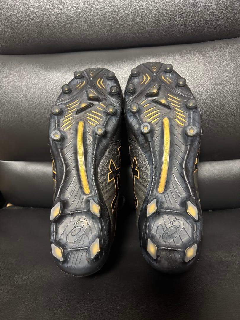 ASICS サッカーシューズ ブラック/ゴールド
