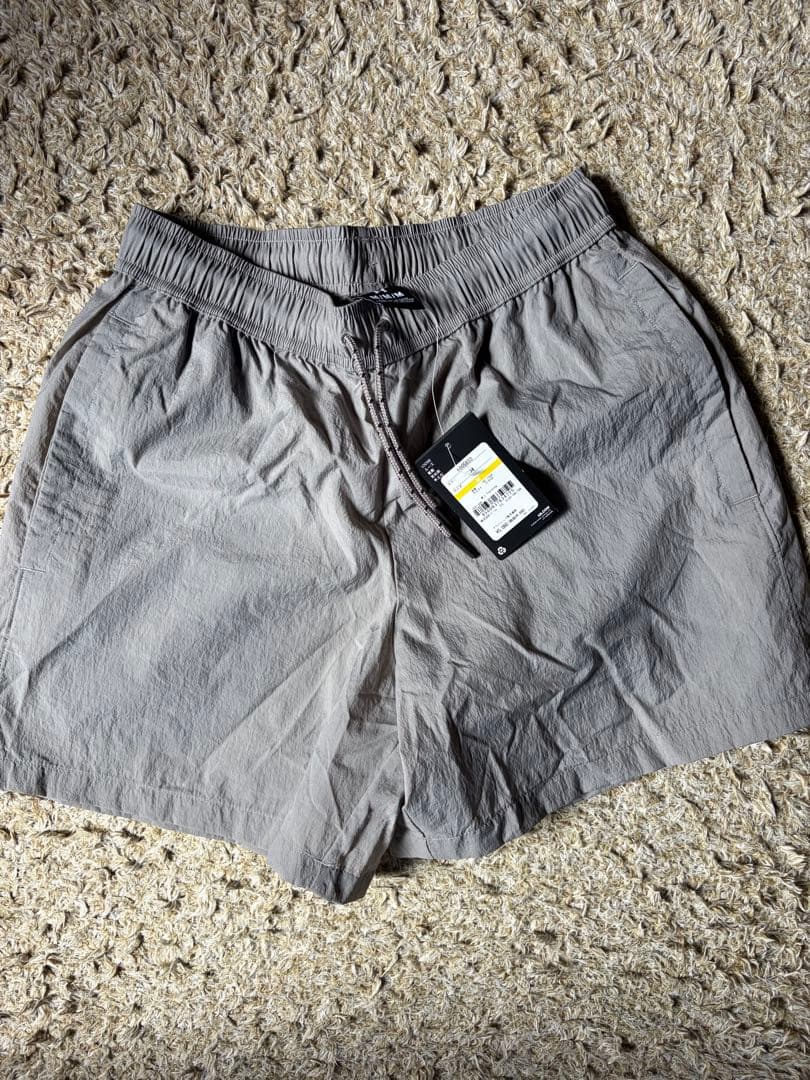 新品　Under Armour ウーブンショートパンツ 2色セット