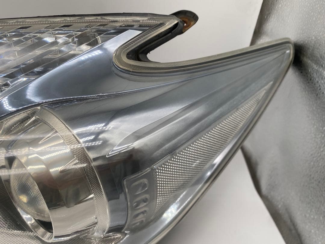 プリウス ZVW30 純正 ヘッドライト 左右HID プロジェクター点灯確認済み