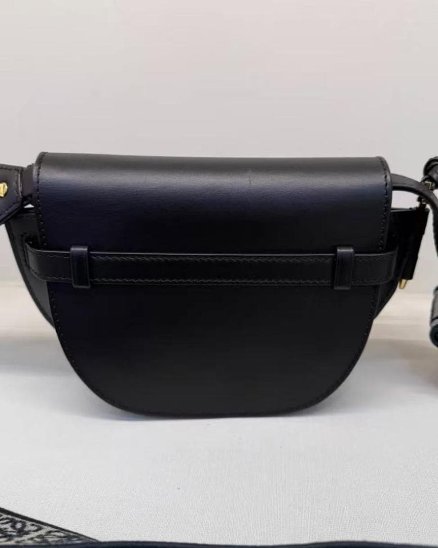 LOEWE 黒いレザーショルダーバッグ~~