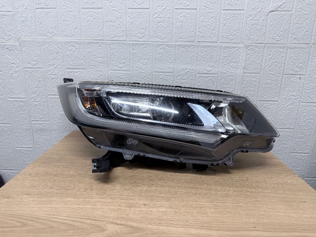 美品/キズ無　フリード　GB7　LEDヘッドライト左右セットスンレーW2172