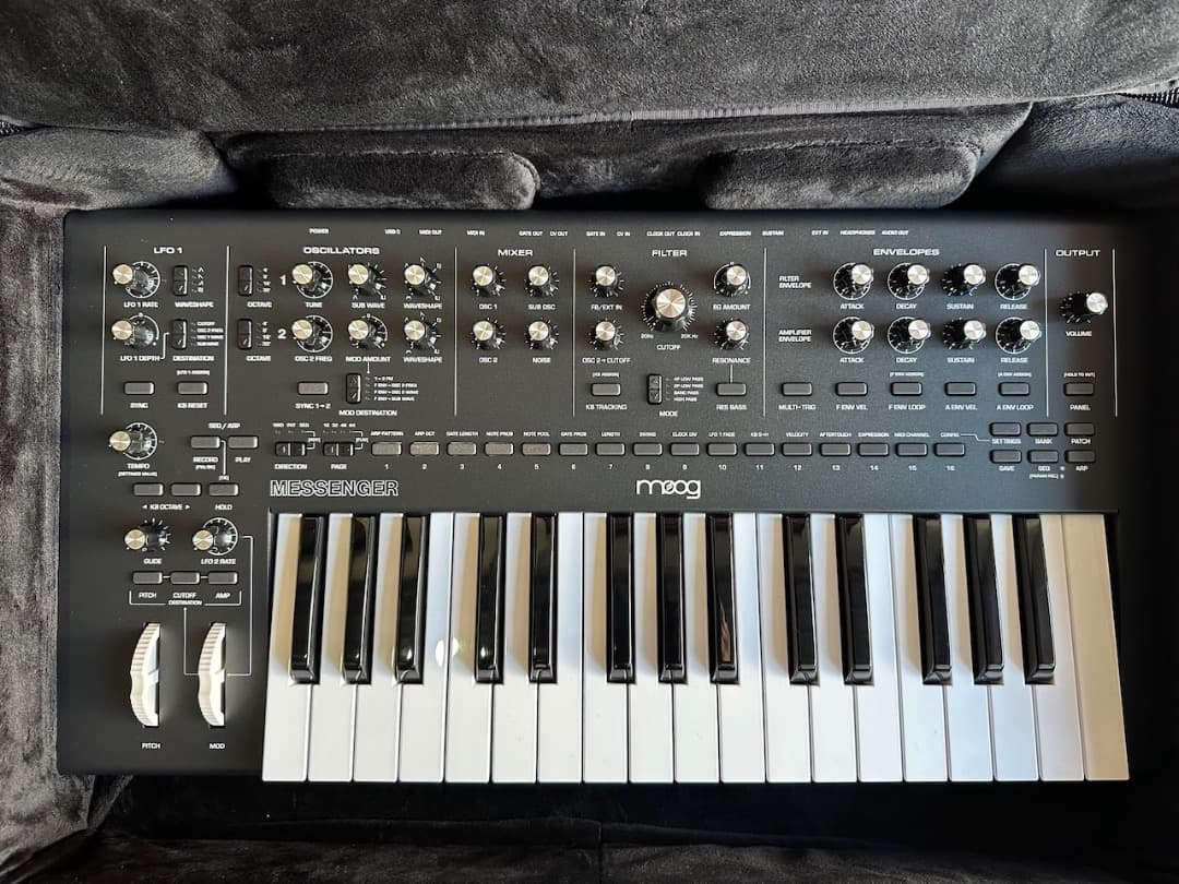 MOOG MESSENGER ケース付（新品同様）