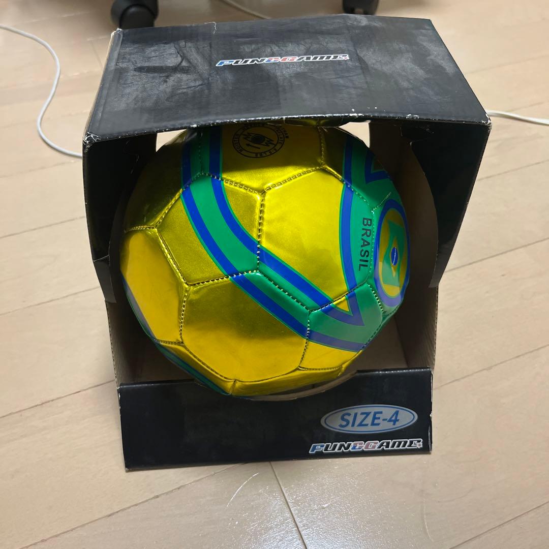ブラジルデザインのサッカーボール(金色)
