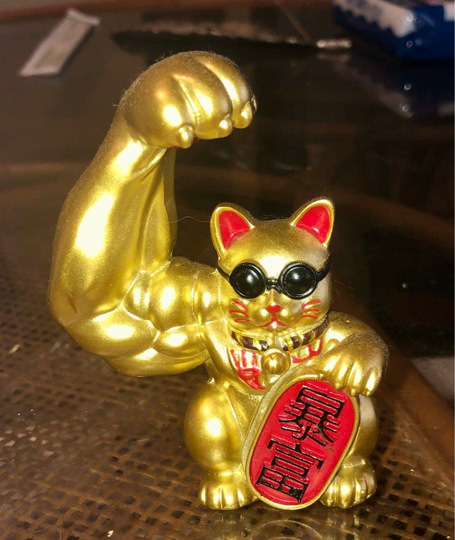 金色の筋肉猫の置物