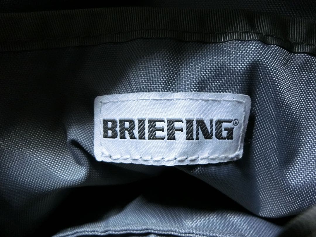 BRIEFING ブリーフィング 少し光沢のあるレッドのラウンドバッグ
