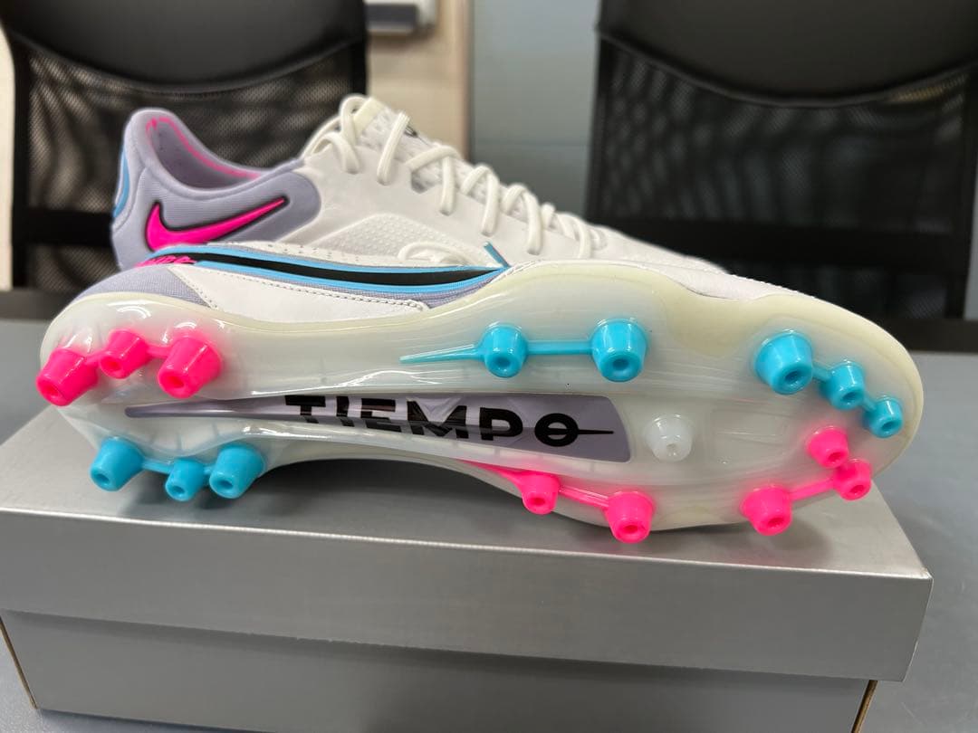 Nike Tiempo サッカーシューズ ホワイト/グレー/ピンク