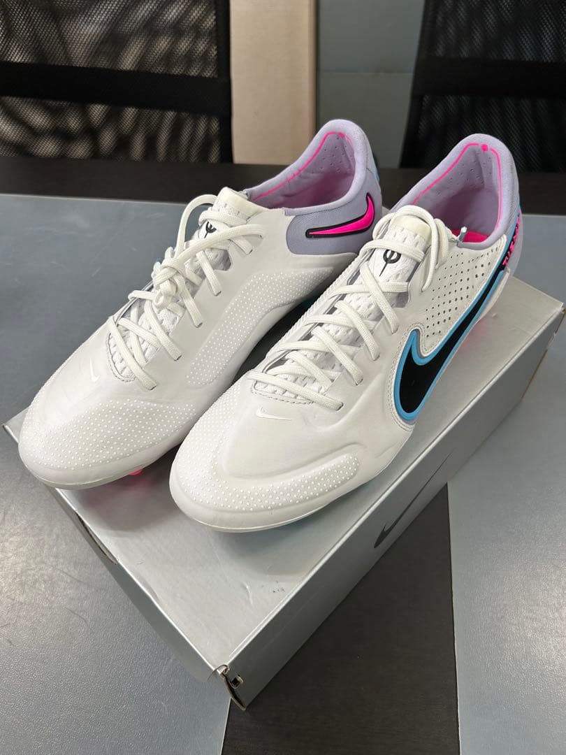 Nike Tiempo サッカーシューズ ホワイト/グレー/ピンク