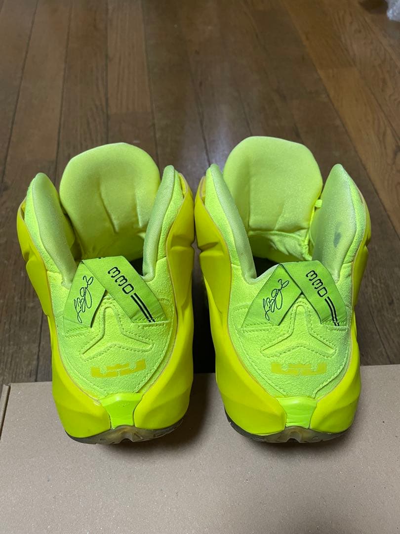 NIKEナイキ レブロン12 EXT ボルト／ボルト-ホワイト-ブラック