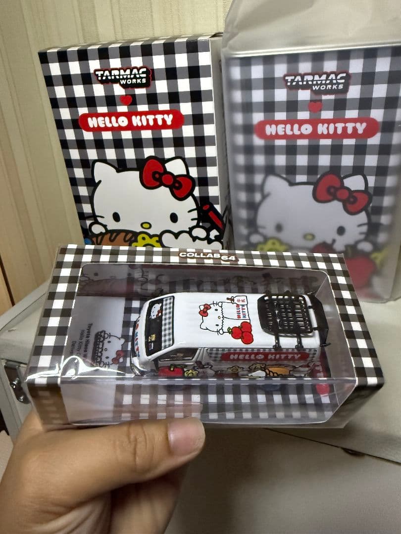 Tarmacworks x Hello Kitty トヨタハイエースワイドボディ