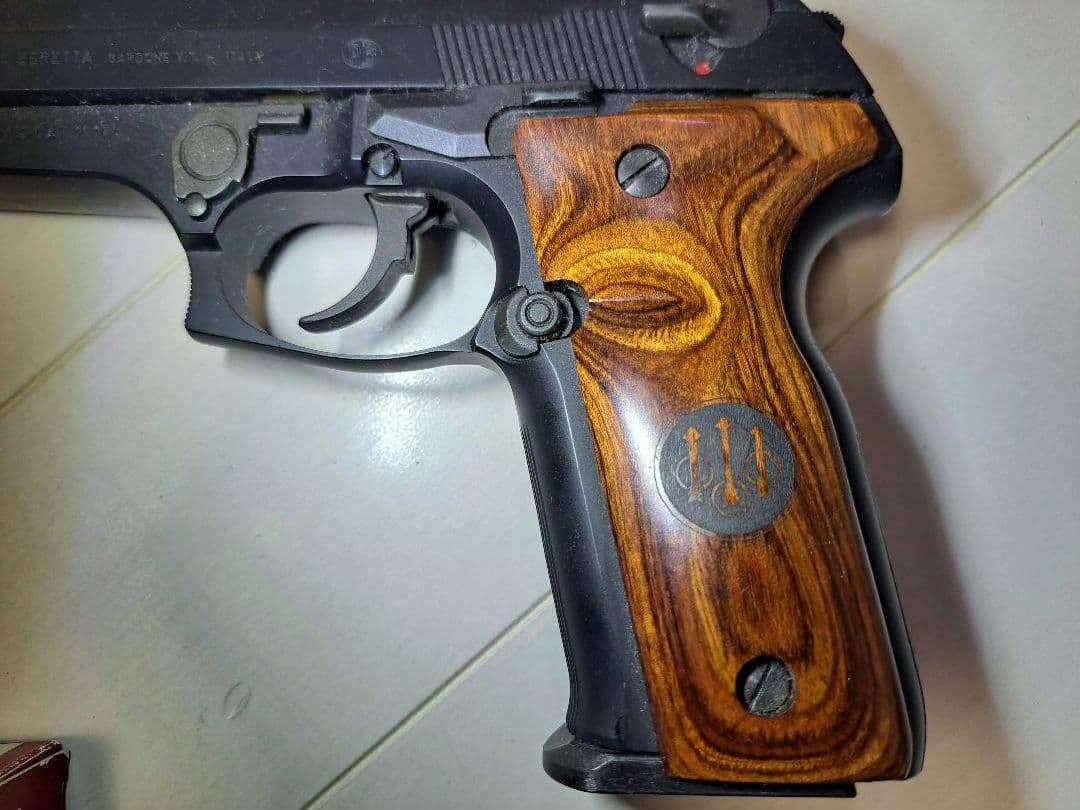 WA BERETTA M8045クーガー ウッドグリップ、予備マガジン付き