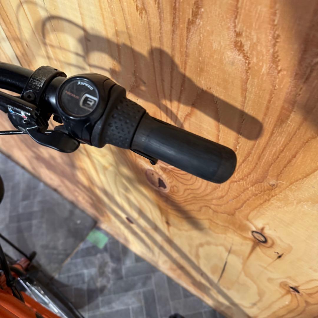 オレンジ色 電動アシスト自転車 シティタイプ