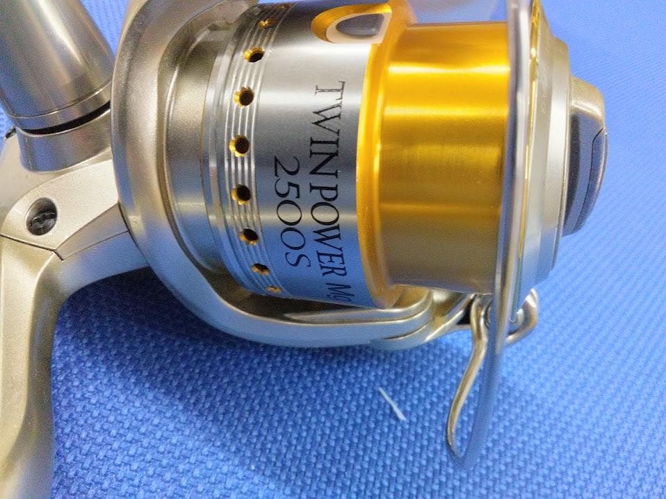 【中古美品】シマノ ツインパワー 2500S　06TPMG2500S