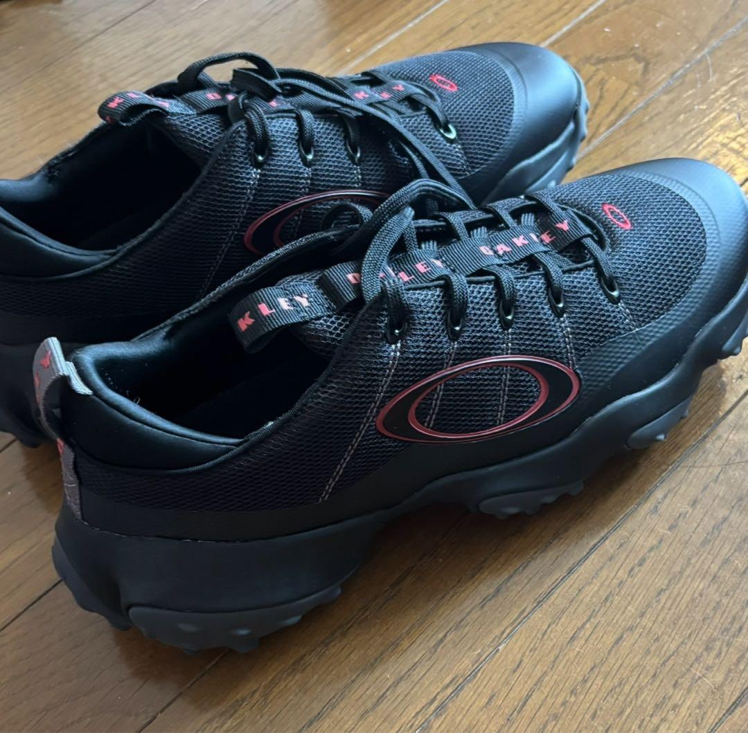 OAKLEY ブラック/レッド スニーカー