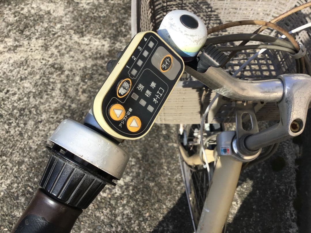 電動アシスト自転車 クリーム色 前後バスケット付き　(渋谷駅、原宿駅等で)