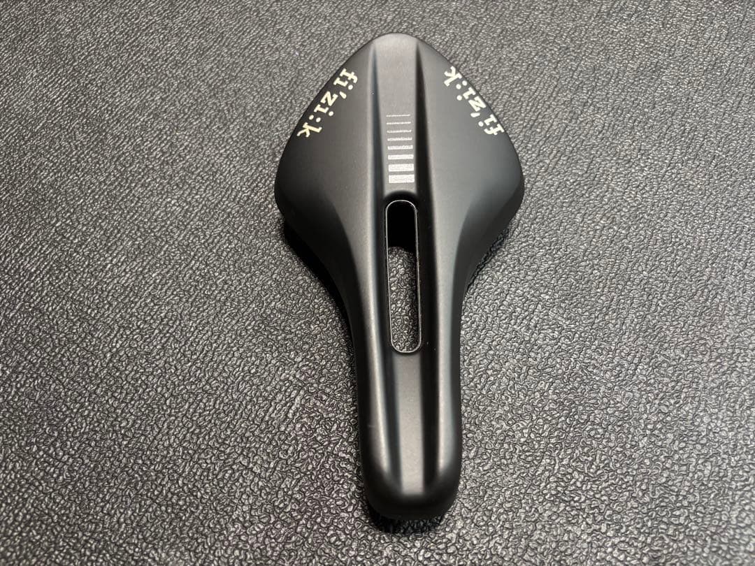 【極美品】フィジーク AERIS SD R1 カーボンレール 135mm
