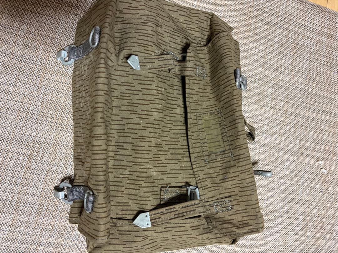 カーキ ストライプパターン ナイロンバックパック