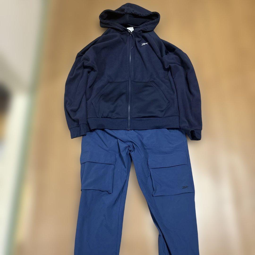 新品未使用Reebok ネイビーフルジップパーカー　ストレッチカーゴセットアップ