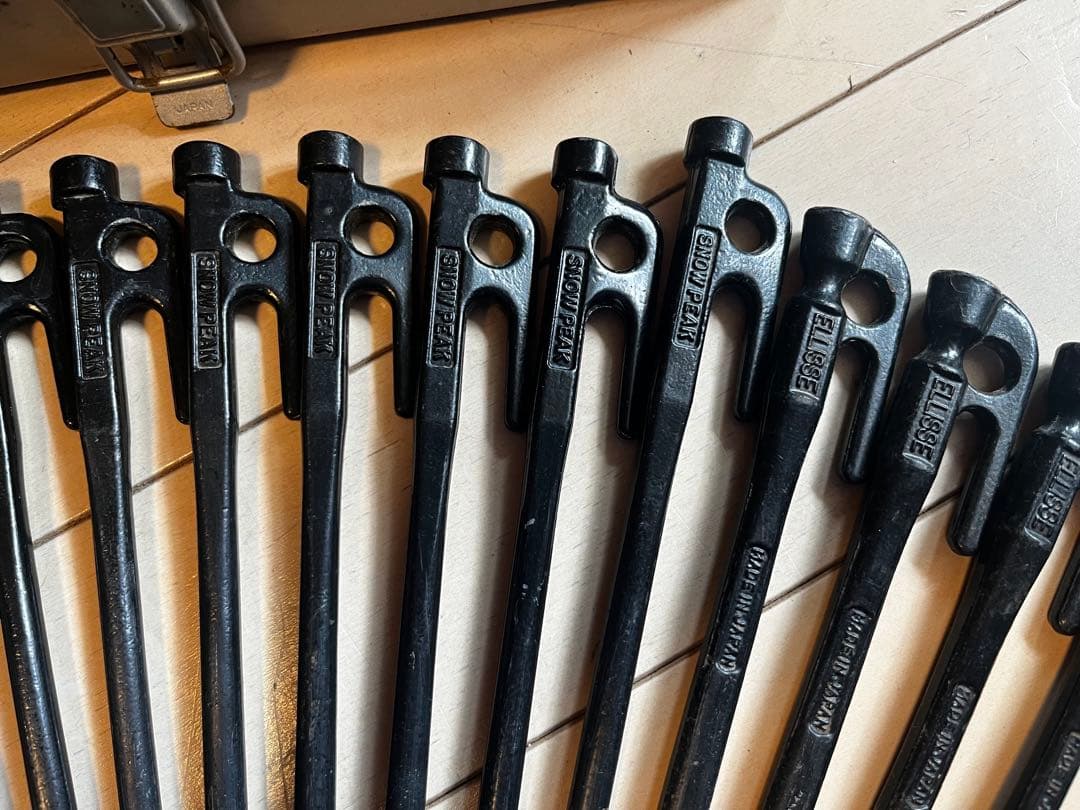  peakソリッドステーク30ペグ11本とエレッセ5本とペグハンマー