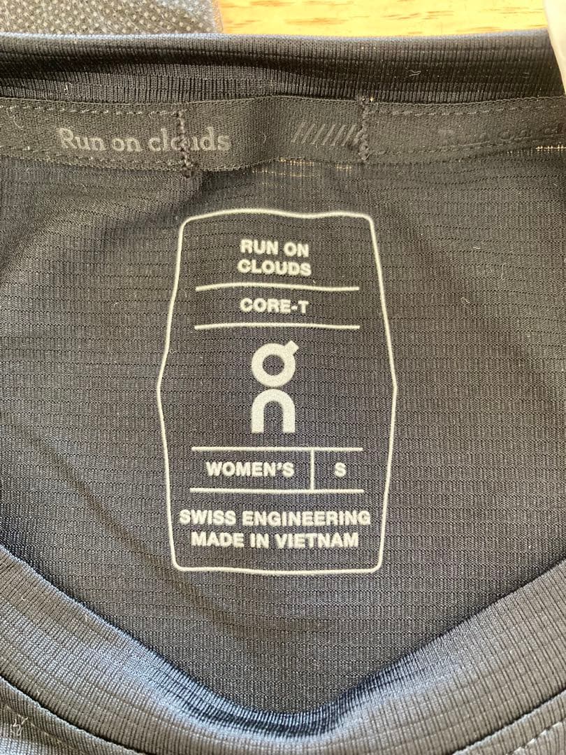 on オン　ランニング　Tシャツ　レディース　ブラック　Ｓ