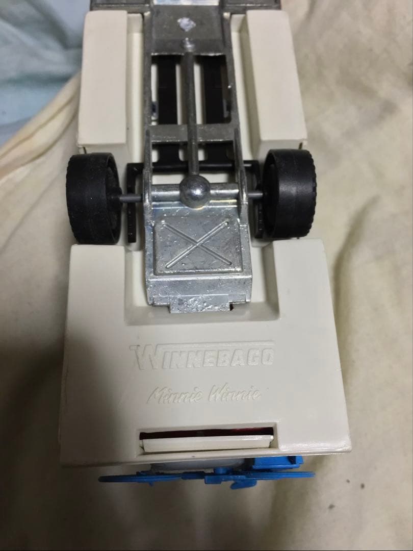 米国キャンピングカー ウィネベーゴ Cクラスモーターホーム 1/43