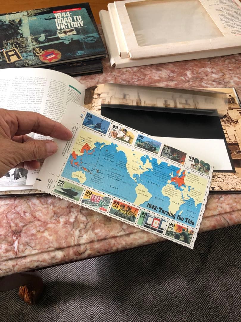 ①アメリカ郵便公社　World War II Remembered 切手アルバム