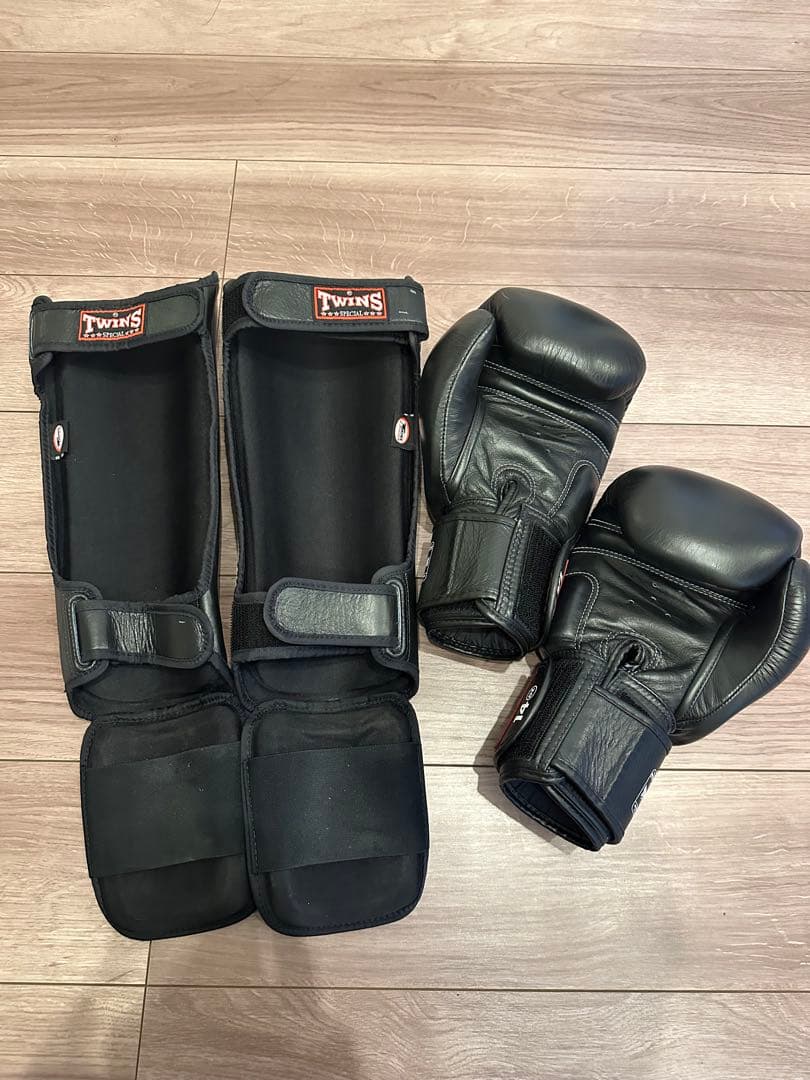 TWINSツインズ グローブ14oz黒　レガース Lサイズ黒