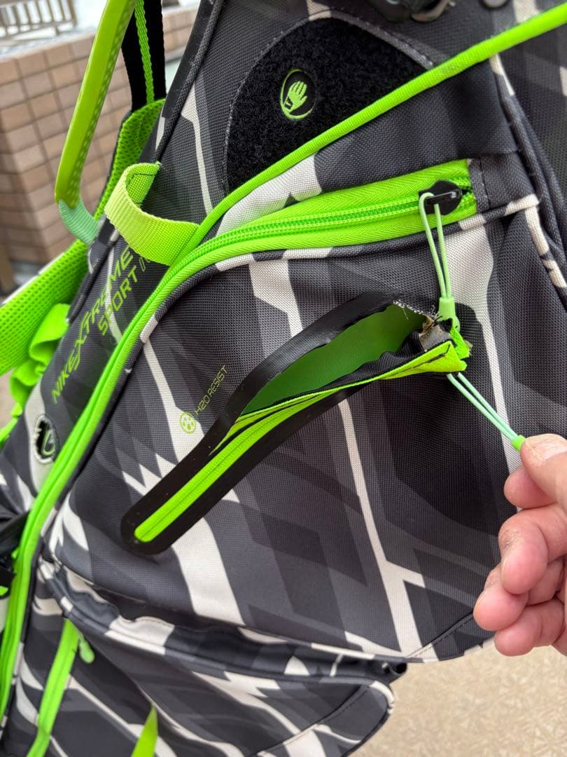 Nike 軽量キャディバッグ 迷彩　自立スタンド　フード付き