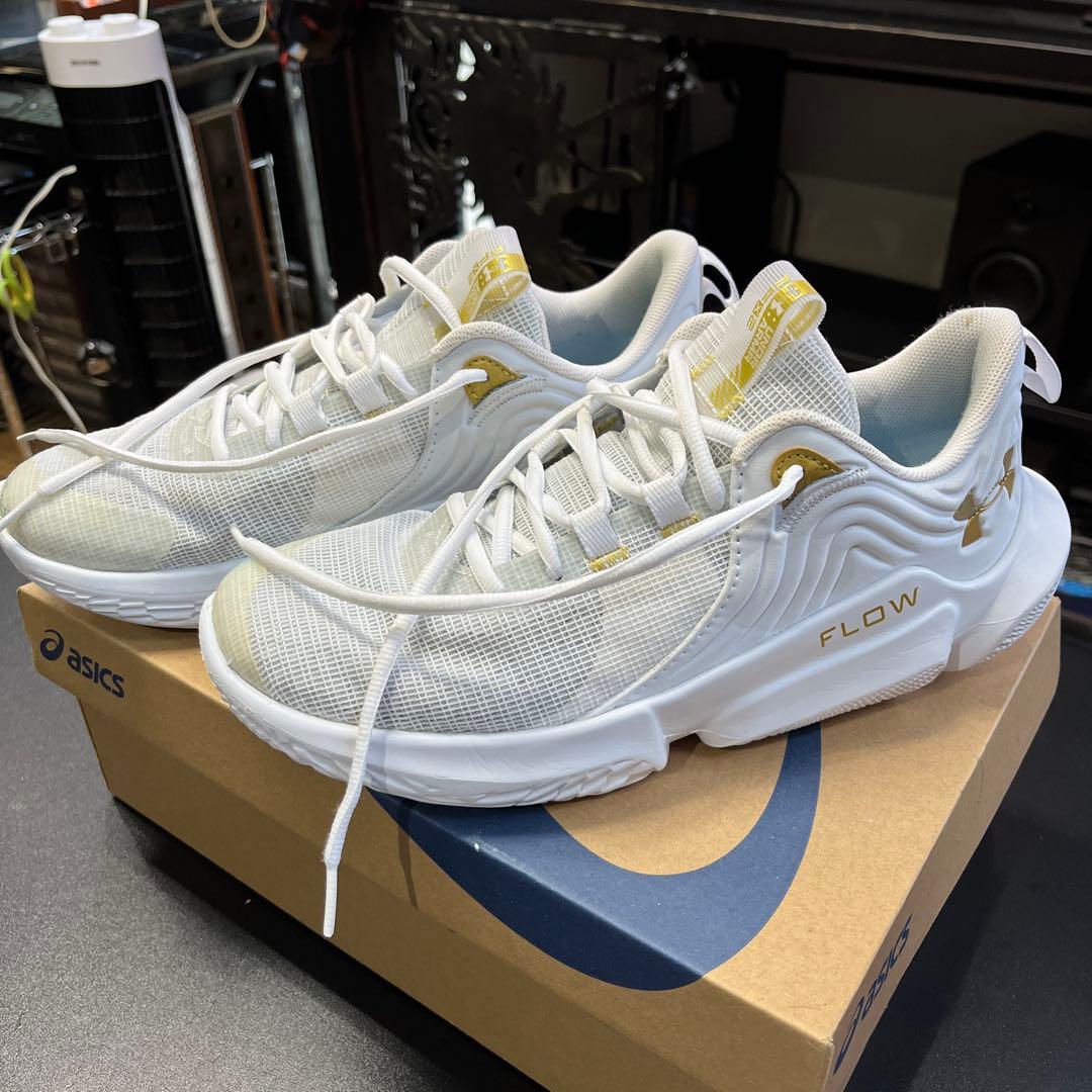 UNDER ARMOUR FLOW ホワイト バスケットボールシューズ　26.5