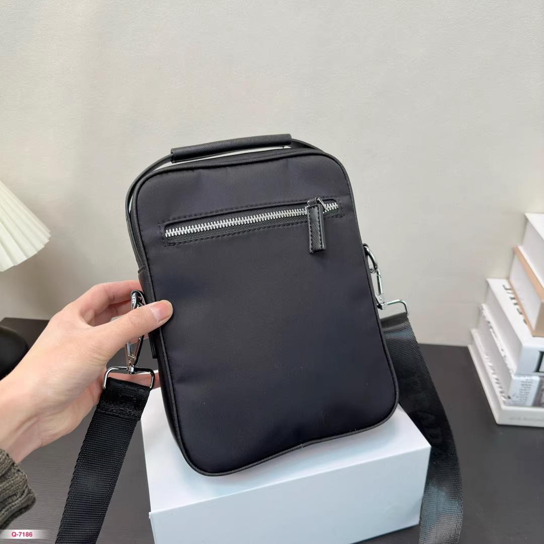 VIP非売品 PRADA ショルダーバッグ カメラバッグ @ 1