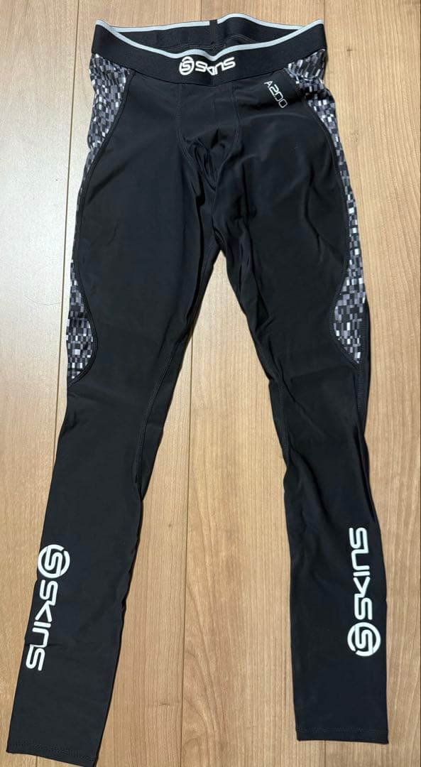 【新品＊未使用】スキンズ skins ロングタイツ A200 　　Mサイズ