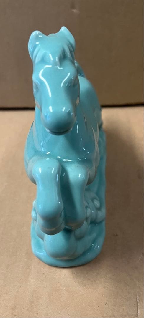 青緑色の陶器製馬の置物