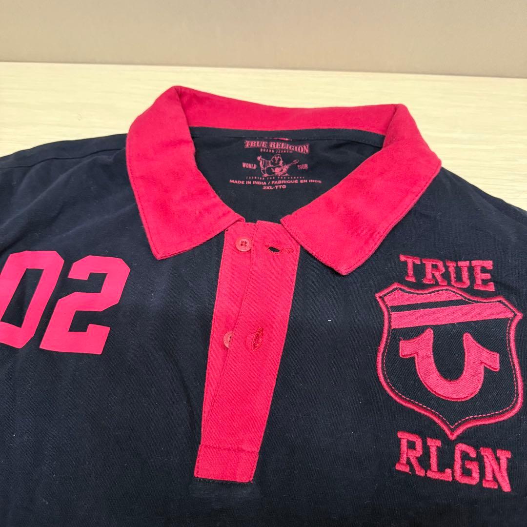 トゥルーレリジョン（True Religion）のロゴ入りラグビーシャツ