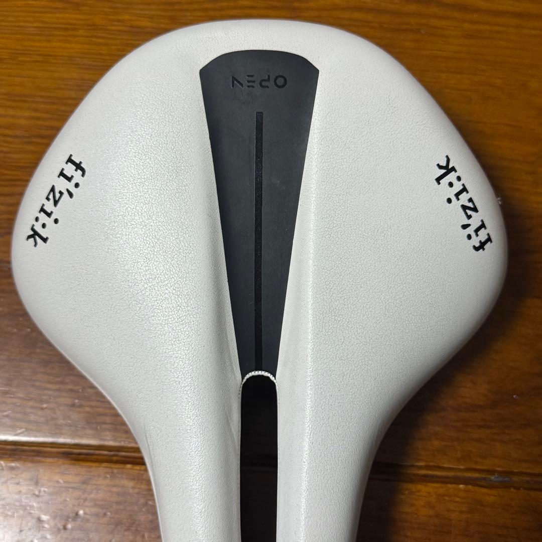 fi'zi:k Antares R3 Open LARGE White サドル