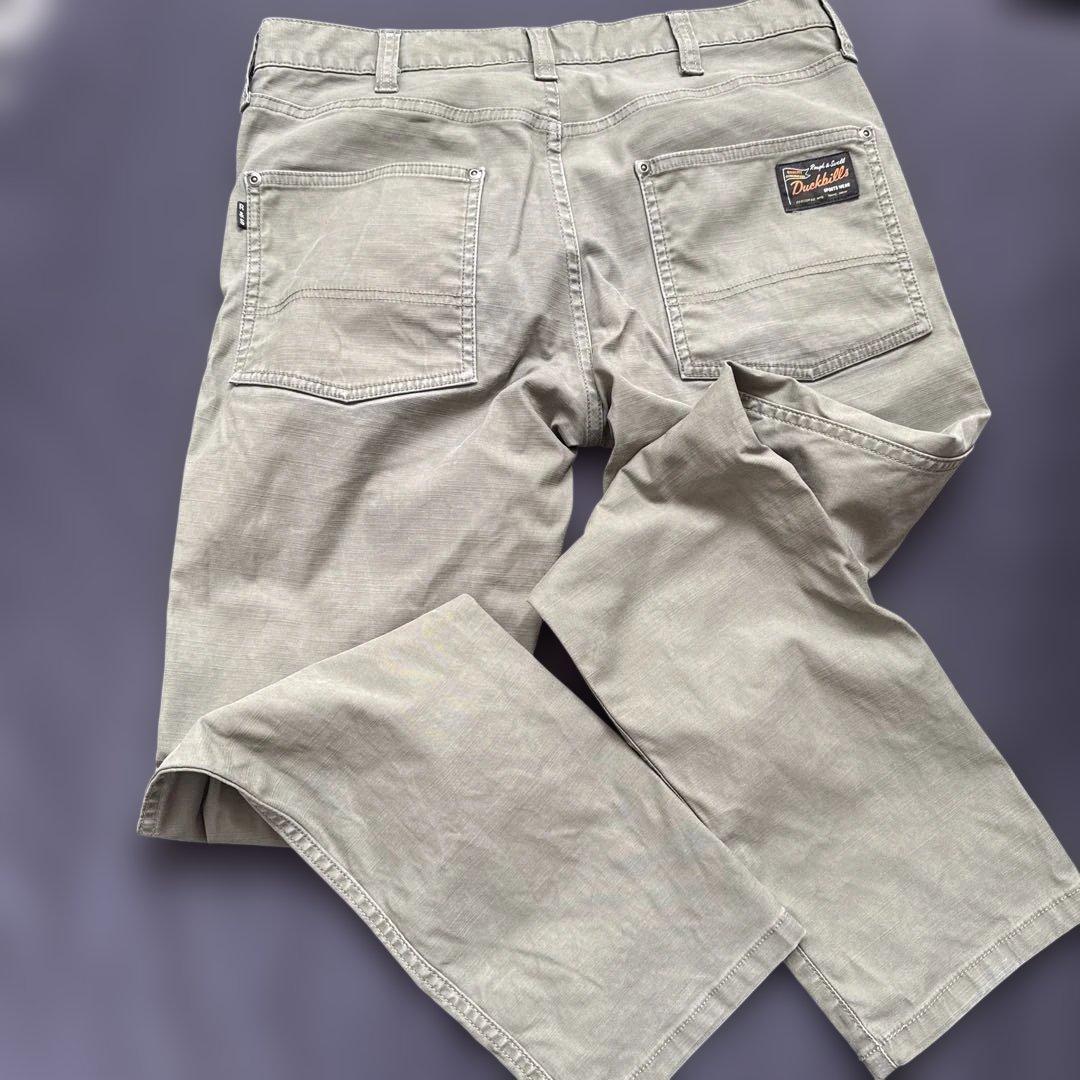 ラフアンドスエルカーキ色パンツ
