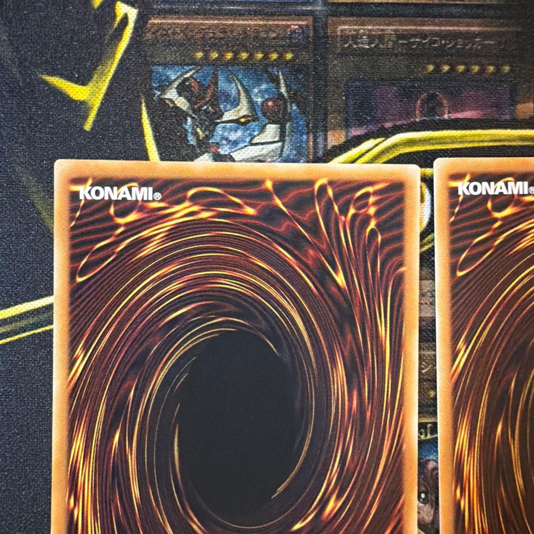 遊戯王　オーバーフレームカード　王のしもべーブラック・マジシャン　2枚セット