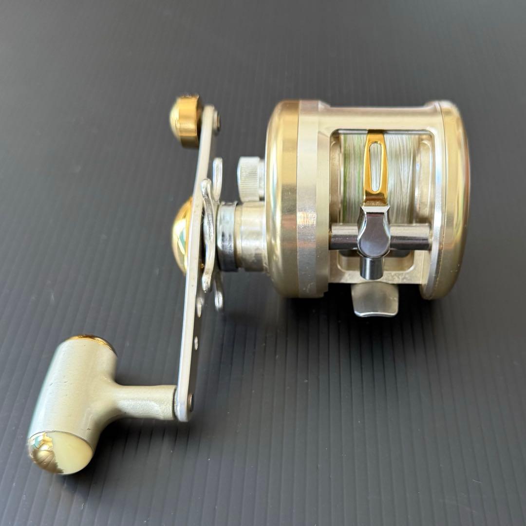 DAIWA/ダイワ　ミリオネア　ベイリトール　CV-Z 200F 右ハンドル