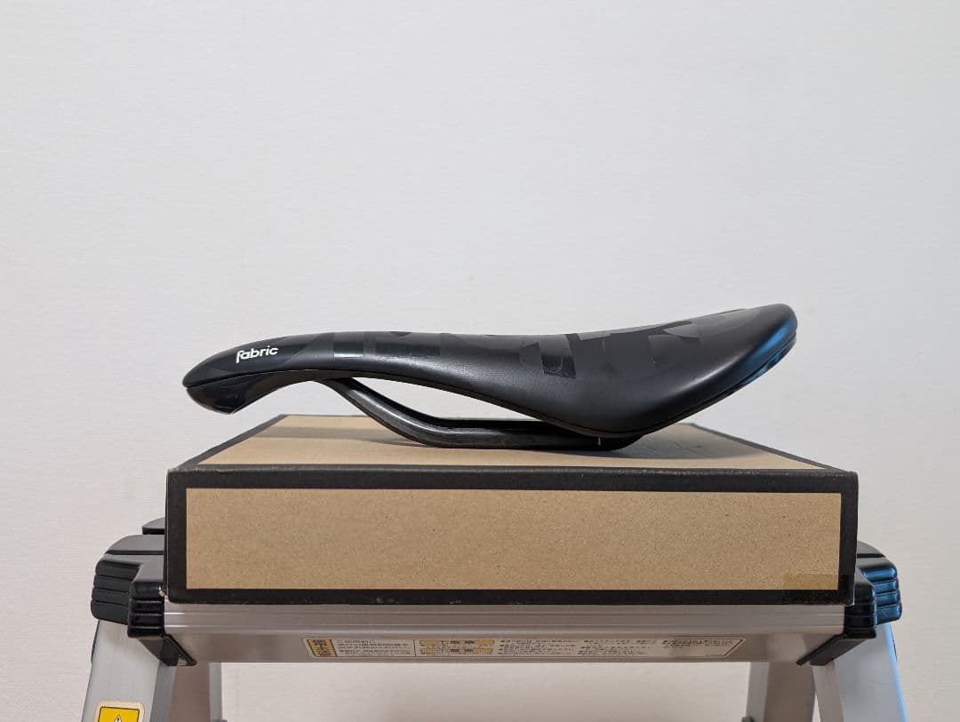 fabric SCOOP PRO RADIUS カーボンサドル