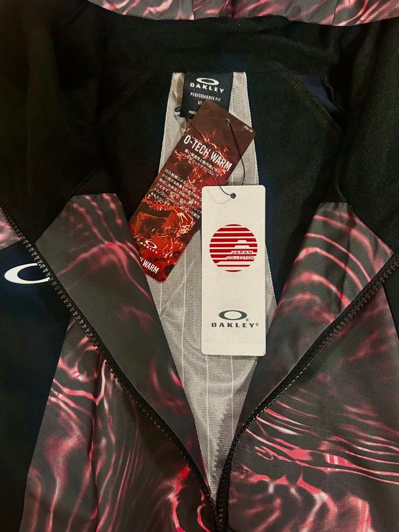 Oakley ウィンドブレーカー 黒とピンクの模様