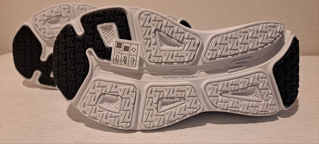 SKECHERS MAX CUSHIONING ホワイト