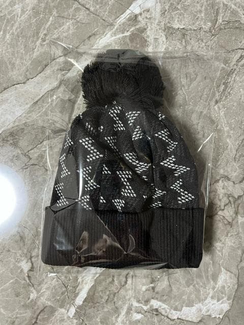 【新品】レザレクション　ポンポンニットキャップ