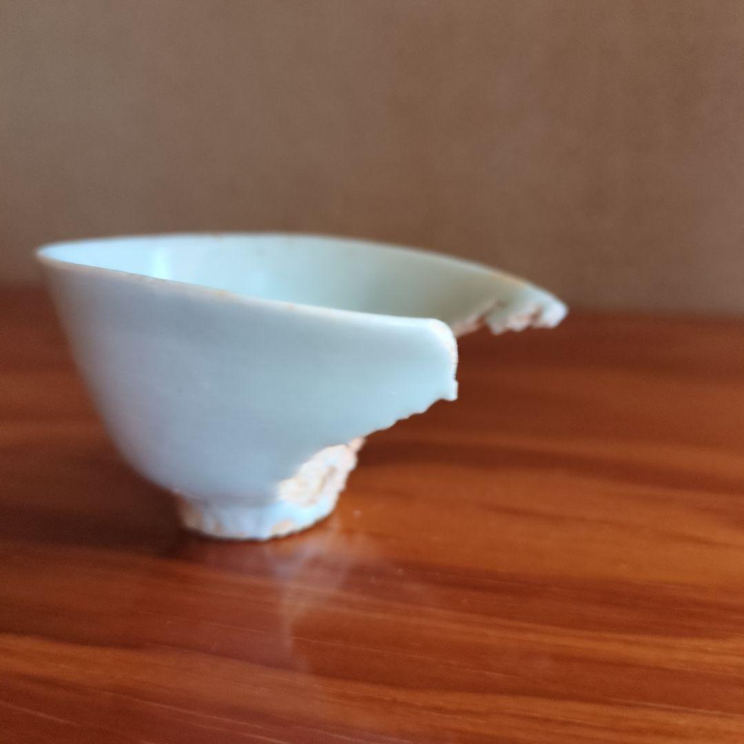 磁器の白色盃（欠けあり）　初期伊万里の陶片