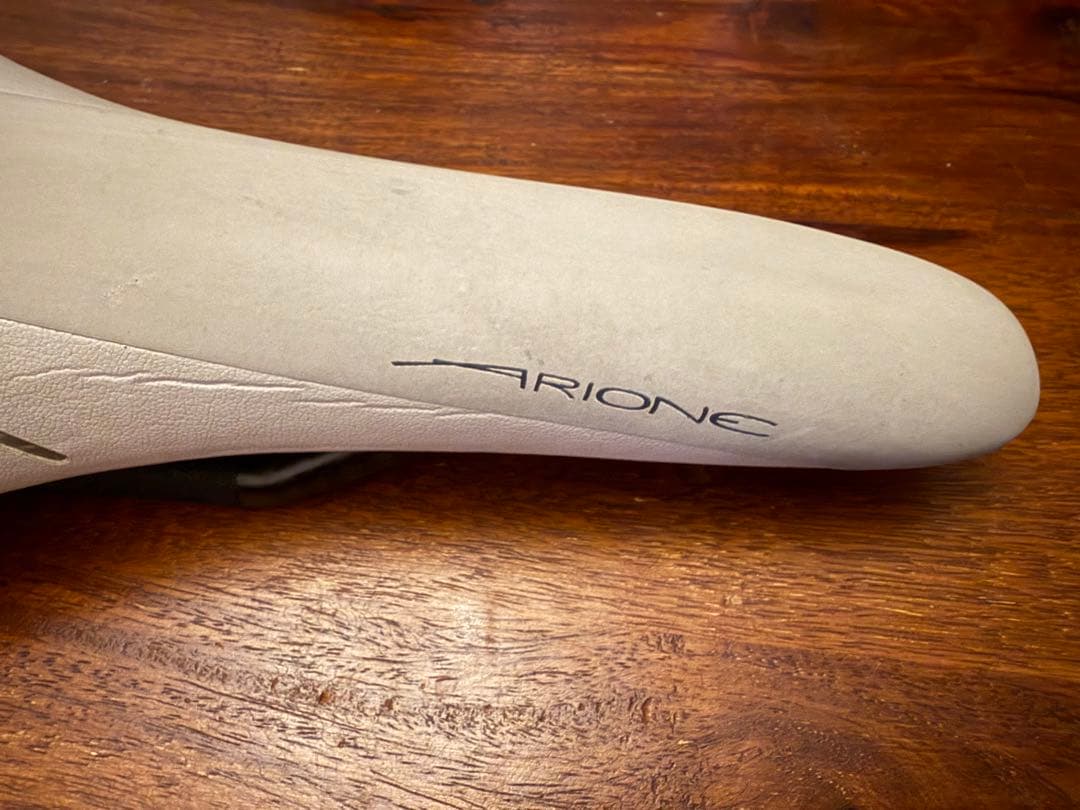 フィジーク Fizik アリオネARIONE R1 カーボンレールサドルホワイト