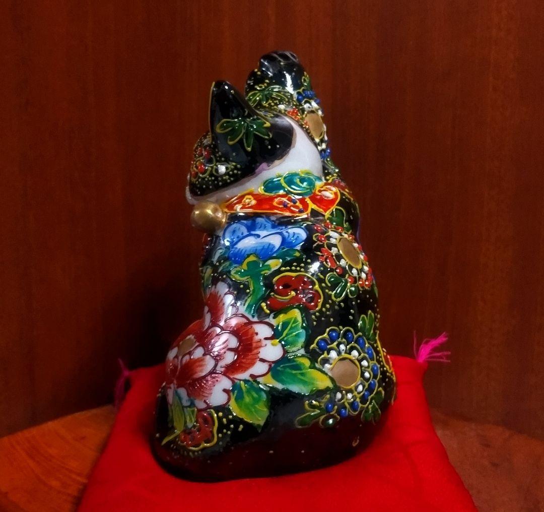 九谷焼 招き猫 黒盛花と喋 ５.５号 新品 シルク座布団付き